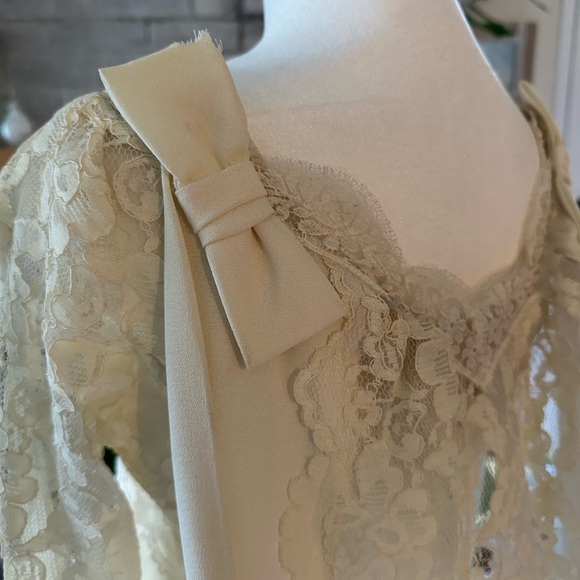 VINTAGE 1960s Cream Lace and Crepe Wedding Dress - Picture 3 of 7